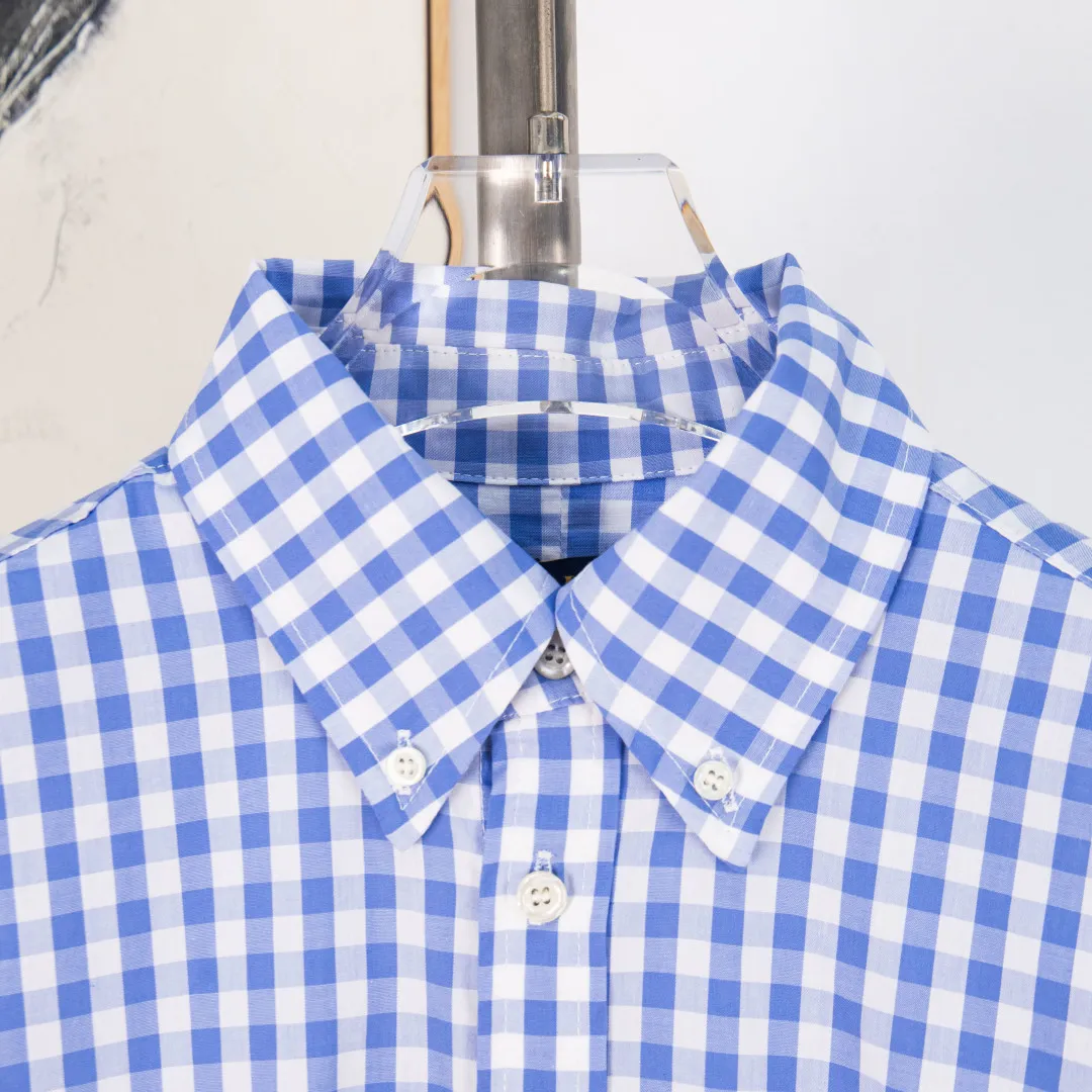 P280 zp version [exclusive supply] - Ralph Lauren/Ralph Lauren 2025SS four-season commuting style poplin cotton casual color 0.8 check blue label long-sleeved shirt - 100% restoration of workmanship. The entire garment is embedded with seams and clear edges. The upper back seams are reorganized for a better fit. ✅ - 100% cotton poplin cotton. Smooth to the touch. Pre-wash treatment. The yarn is tighter. ✅ - Custom dyed original pearlescent white buttons. Size divisions. ✅ - There is a special shaped chiffon foil inside the collar door tube. It is not easy to deform and pull. ✅ - RL refreshing plaid shirt. Compared with the simplicity of the solid color shirt, it is more naughty and colorful. It can be salty or sweet. Daily travel and travel. The production rate is very high. Color: light blue Size: S M L XL Number: WW10724